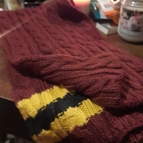 CABLE  KNIT SCARF  OBLONG  NO BOUNDARIES. - Picture 4 of 4